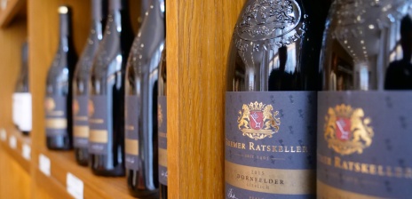 Ein Regal im Bremer Ratskeller Weinfachgeschäft. Im Regal stehen liebliche Dornfelder Rotweine